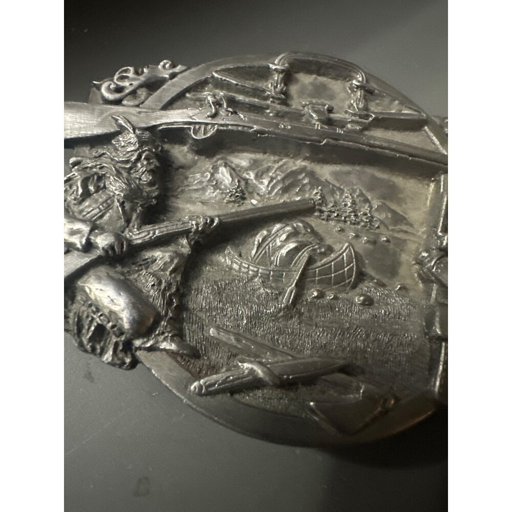 Siskiyou Belt Buckle Mountain Man fur trapper Scene Pewter Western 1984‎ - Picture 2 of 4